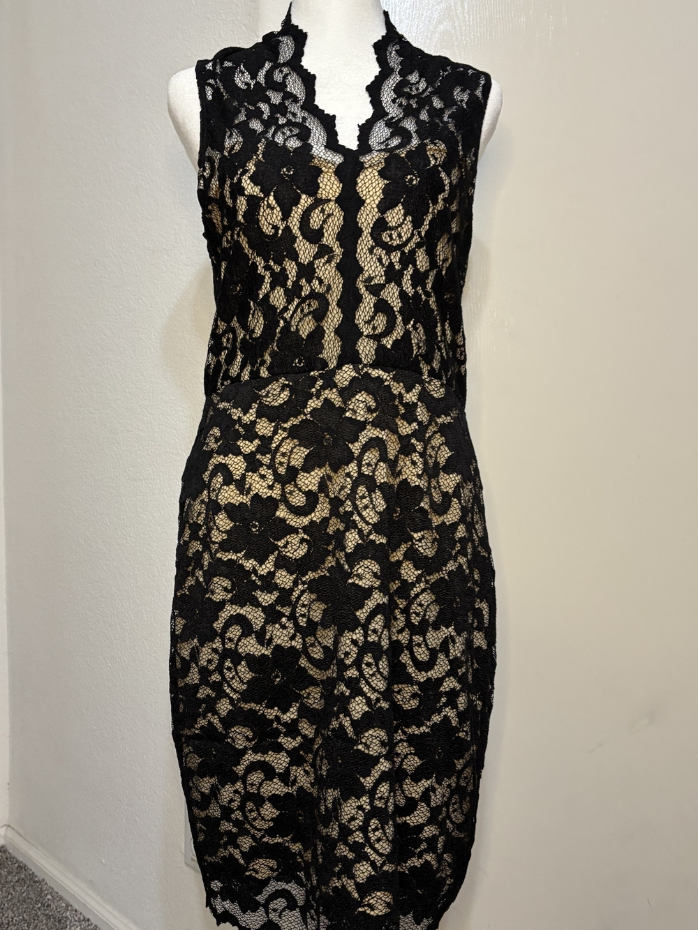Karen Kane Black & Nude Scalloped V-Neck Stretch Lace Sheath Dress Sz M
